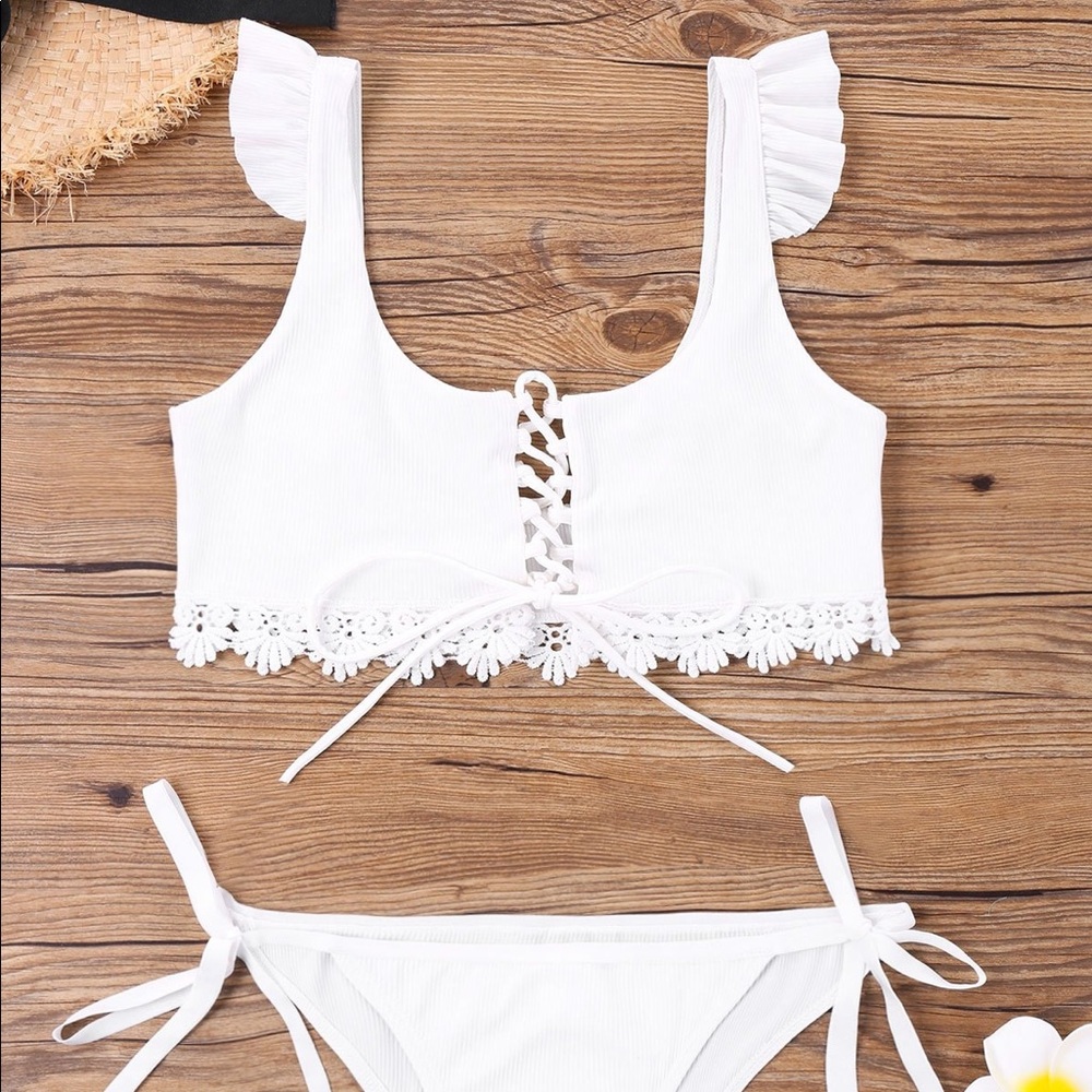 Cupshe White Bikini Top Size Medium
